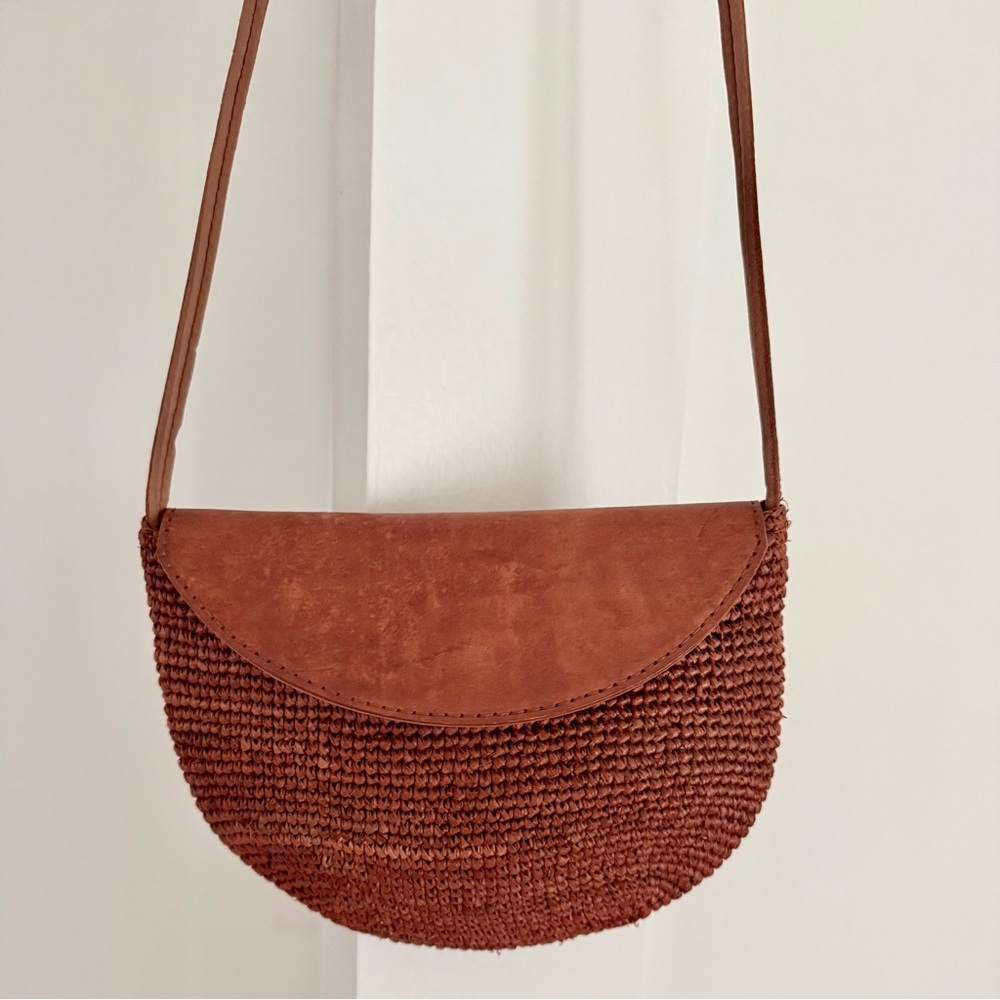 Elegant Tan Woven Crossbody Bag - Picture 6 of 6